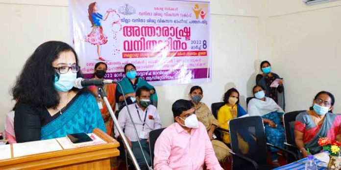 സമൂഹം പരിഹരിക്കേണ്ടത് ലിംഗവിവേചനം : ജില്ലാ കളക്ടര് സമൂഹം പരിഹരിക്കേണ്ടത് ലിംഗവിവേചനം : ജില്ലാ കളക്ടര്
