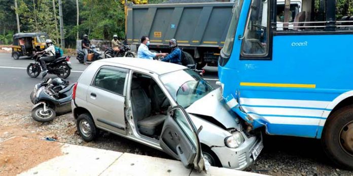 കുമ്പഴ മല്ലശ്ശേരി മുക്കില് അമിതവേഗതയിലെത്തിയ ബസ്സ് കാറും ബൈക്കുകളും ഇടിച്ചു തെറിപ്പിച്ചു കുമ്പഴ മല്ലശ്ശേരി മുക്കില് അമിതവേഗതയിലെത്തിയ ബസ്സ് കാറും ബൈക്കുകളും ഇടിച്ചു തെറിപ്പിച്ചു