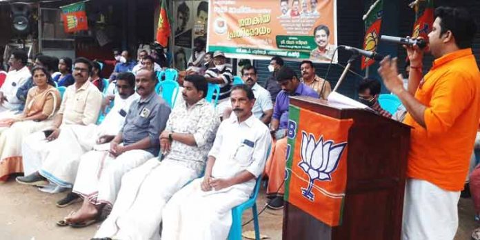 ബിജെപി ജനകീയ പ്രതിരോധം നടത്തി ; ബിജെപി ജില്ലാ ജനറല് സെക്രട്ടറി വിമല് രവീന്ദ്രന് ഉദ്ഘാടനം ചെയ്തു ബിജെപി ജനകീയ പ്രതിരോധം നടത്തി ; ബിജെപി ജില്ലാ ജനറല് സെക്രട്ടറി വിമല് രവീന്ദ്രന് ഉദ്ഘാടനം ചെയ്തു