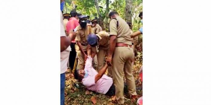 കെ – റയില് കല്ലിടല് നടക്കുന്ന മുളക്കുഴയില് പോലിസ് സ്ത്രീകളെ അടക്കം മര്ദ്ദിച്ചു ; വസ്ത്രങ്ങള് വലിച്ചു കീറിയതായി ആരോപണം കെ – റയില് കല്ലിടല് നടക്കുന്ന മുളക്കുഴയില് പോലിസ് സ്ത്രീകളെ അടക്കം മര്ദ്ദിച്ചു ; വസ്ത്രങ്ങള് വലിച്ചു കീറിയതായി ആരോപണം