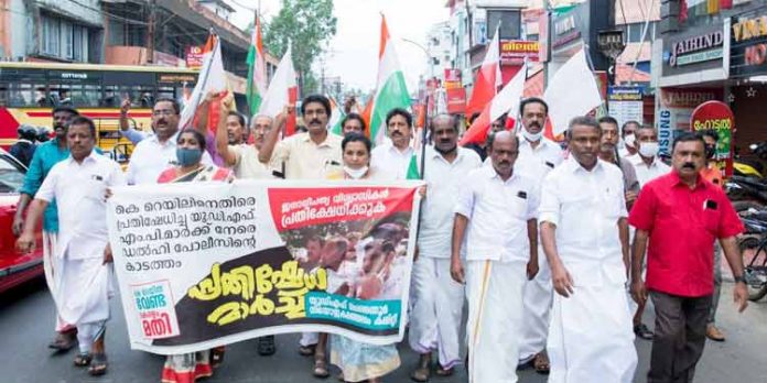 ഡല്ഹിയില് യു.ഡി.എഫ് എംപിമാരെ പോലീസ് മര്ദ്ദിച്ചതില് പ്രതിഷേധിച്ച് പ്രകടനം ഡല്ഹിയില് യു.ഡി.എഫ് എംപിമാരെ പോലീസ് മര്ദ്ദിച്ചതില് പ്രതിഷേധിച്ച് പ്രകടനം