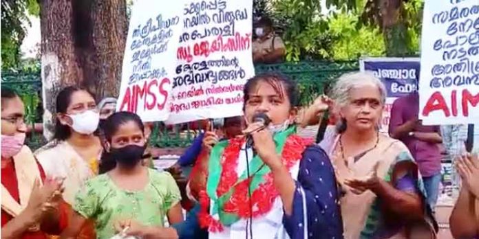 ജയില് വിമോചിതയായ സിന്ധു ജേയിംസിന് സെക്രട്ടേറിയറ്റിന് മുമ്പില് കെ – റെയില് സമര സമിതി നേതാക്കള് സ്വീകരണം നല്കി ജയില് വിമോചിതയായ സിന്ധു ജേയിംസിന് സെക്രട്ടേറിയറ്റിന് മുമ്പില് കെ – റെയില് സമര സമിതി നേതാക്കള് സ്വീകരണം നല്കി