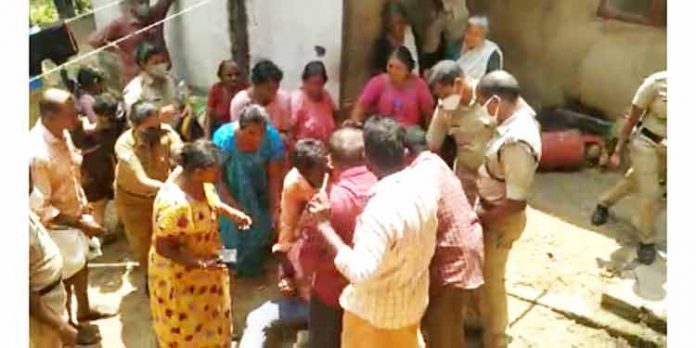 കെ – റെയില് കല്ലിടാന് എത്തിയ ഉദ്യോഗസ്ഥരുടെ മുന്നില് എംഎ വിദ്യാര്ഥി കിണറ്റില് ചാടി ആത്മഹത്യക്ക് ശ്രമിച്ചു കെ – റെയില് കല്ലിടാന് എത്തിയ ഉദ്യോഗസ്ഥരുടെ മുന്നില് എംഎ വിദ്യാര്ഥി കിണറ്റില് ചാടി ആത്മഹത്യക്ക് ശ്രമിച്ചു
