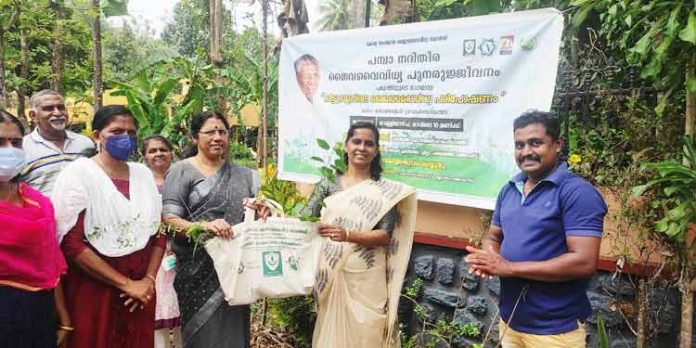 ഔഷധഫല വൃക്ഷസസ്യങ്ങള് വിതരണം ചെയ്തു ഔഷധഫല വൃക്ഷസസ്യങ്ങള് വിതരണം ചെയ്തു