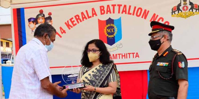 14 കേരള ബറ്റാലിയന് എന്സിസി വീരമൃത്യു വരിച്ച ജില്ലയിലെ സൈനികരുടെ കുടുംബങ്ങളെ ആദരിച്ചു 14 കേരള ബറ്റാലിയന് എന്സിസി വീരമൃത്യു വരിച്ച ജില്ലയിലെ സൈനികരുടെ കുടുംബങ്ങളെ ആദരിച്ചു