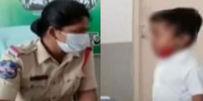 കണക്ക് ടീച്ചർ തല്ലി – നേരെ പോലീസ് സ്റ്റേഷനിലെത്തി പരാതി നൽകി മൂന്നാം ക്ലാസുകാരൻ കണക്ക് ടീച്ചർ തല്ലി – നേരെ പോലീസ് സ്റ്റേഷനിലെത്തി പരാതി നൽകി മൂന്നാം ക്ലാസുകാരൻ