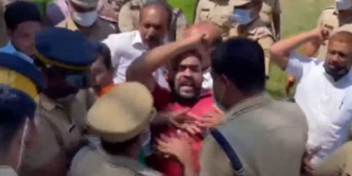 സില്വര് ലൈന് കല്ലിടല് ; എറണാകുളത്തും ആലപ്പുഴയിലും പ്രതിഷേധം ; എട്ടുപേരെ അറസ്റ്റ് ചെയ്ത് നീക്കി സില്വര് ലൈന് കല്ലിടല് ; എറണാകുളത്തും ആലപ്പുഴയിലും പ്രതിഷേധം ; എട്ടുപേരെ അറസ്റ്റ് ചെയ്ത് നീക്കി