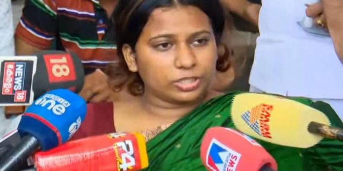 എന്നെ കോളജിലൂടെ വലിച്ചിഴച്ചു – വളഞ്ഞിട്ട് ആക്രമിച്ചു ; കെഎസ്യു വനിതാ നേതാവ് എന്നെ കോളജിലൂടെ വലിച്ചിഴച്ചു – വളഞ്ഞിട്ട് ആക്രമിച്ചു ; കെഎസ്യു വനിതാ നേതാവ്
