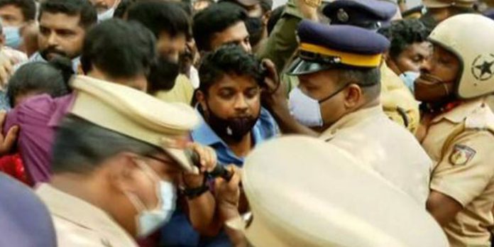 വെടിവെച്ച് കൊന്നാലും മാറില്ല ; കോഴിക്കോട് കല്ലായിയിലും കെ – റെയിൽ കല്ലിടലിനിടെ പ്രതിഷേധം വെടിവെച്ച് കൊന്നാലും മാറില്ല ; കോഴിക്കോട് കല്ലായിയിലും കെ – റെയിൽ കല്ലിടലിനിടെ പ്രതിഷേധം