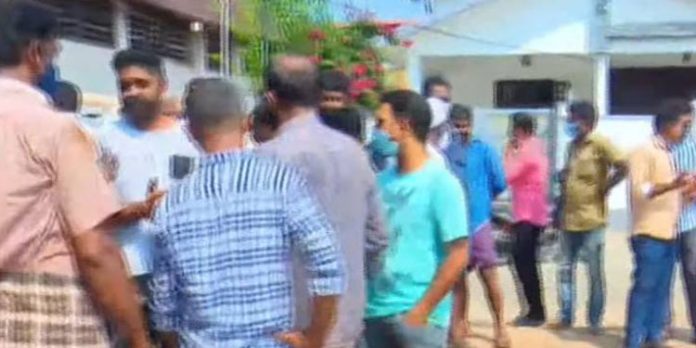 സിൽവർ ലൈനിനെതിരെ കോഴിക്കോടും കോട്ടയത്തും പ്രതിഷേധം സിൽവർ ലൈനിനെതിരെ കോഴിക്കോടും കോട്ടയത്തും പ്രതിഷേധം