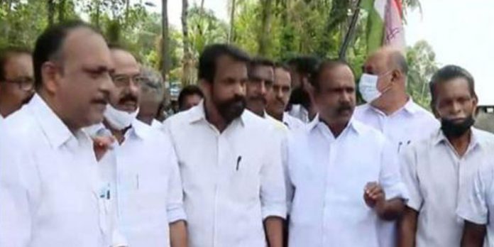 ചോറ്റാനിക്കരയില് സംഘര്ഷം ; സര്വ്വേ കുറ്റികള് കുളത്തിലെറിഞ്ഞു – വന് പോലീസ് സന്നാഹം ചോറ്റാനിക്കരയില് സംഘര്ഷം ; സര്വ്വേ കുറ്റികള് കുളത്തിലെറിഞ്ഞു – വന് പോലീസ് സന്നാഹം