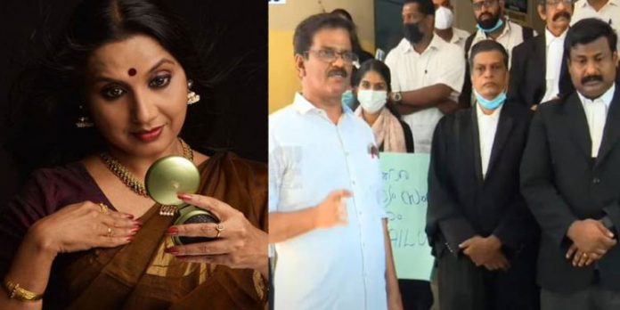 ഡോ.നീന പ്രസാദിന്റെ നൃത്തം തടഞ്ഞതിനെതിരെ പാലക്കാട് കോടതിയിൽ പ്രതിഷേധം ഡോ.നീന പ്രസാദിന്റെ നൃത്തം തടഞ്ഞതിനെതിരെ പാലക്കാട് കോടതിയിൽ പ്രതിഷേധം