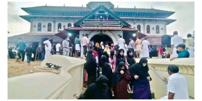 മൂന്ന് പതിറ്റാണ്ടിന് ശേഷം സന്ദർശനാനുമതി ; നാദാപുരം പള്ളിയിലേക്ക് ഒഴുകിയെത്തി സ്ത്രീകള് മൂന്ന് പതിറ്റാണ്ടിന് ശേഷം സന്ദർശനാനുമതി ; നാദാപുരം പള്ളിയിലേക്ക് ഒഴുകിയെത്തി സ്ത്രീകള്