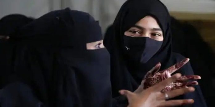 ബംഗ്ലാദേശിലും ബുർഖ നിരോധനം ; ആൺകുട്ടികൾ ബുർഖ ധരിച്ച് ക്ലാസിലേക്ക് വരുന്നതായി പോലീസ് ബംഗ്ലാദേശിലും ബുർഖ നിരോധനം ; ആൺകുട്ടികൾ ബുർഖ ധരിച്ച് ക്ലാസിലേക്ക് വരുന്നതായി പോലീസ്
