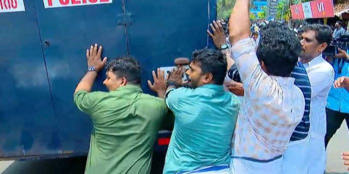 ഡീസലടിക്കാൻ പൈസയില്ലേ പോലീസേ ; സമരക്കാരുമായി നീങ്ങിയ ബസ് പണിമുടക്കി ; വണ്ടി തള്ളി പ്രതിഷേധിച്ച് യൂത്ത് കോൺഗ്രസ് ഡീസലടിക്കാൻ പൈസയില്ലേ പോലീസേ ; സമരക്കാരുമായി നീങ്ങിയ ബസ് പണിമുടക്കി ; വണ്ടി തള്ളി പ്രതിഷേധിച്ച് യൂത്ത് കോൺഗ്രസ്