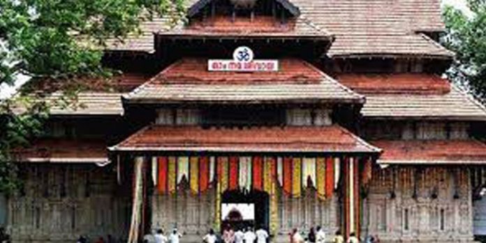 ഒരു കോടി രൂപയും ഒരു കിലോ തൂക്കമുള്ള സ്വര്ണ ആനയേയും വടക്കുംനാഥന് സമര്പ്പിച്ച് പ്രവാസി വ്യവസായി ഒരു കോടി രൂപയും ഒരു കിലോ തൂക്കമുള്ള സ്വര്ണ ആനയേയും വടക്കുംനാഥന് സമര്പ്പിച്ച് പ്രവാസി വ്യവസായി