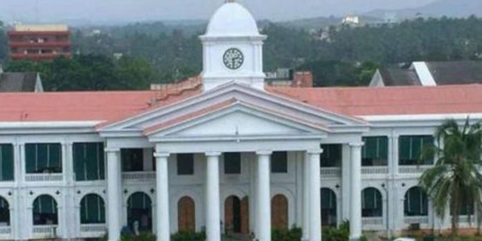 കോടതിക്ക് പുല്ലുവിലയോ ! ഡയസ് നോൺ പ്രഖ്യാപിച്ചിട്ടും സെക്രട്ടറിയേറ്റിൽ ജീവനക്കാരില്ല – എത്തിയത് 174 പേർ മാത്രം കോടതിക്ക് പുല്ലുവിലയോ ! ഡയസ് നോൺ പ്രഖ്യാപിച്ചിട്ടും സെക്രട്ടറിയേറ്റിൽ ജീവനക്കാരില്ല – എത്തിയത് 174 പേർ മാത്രം