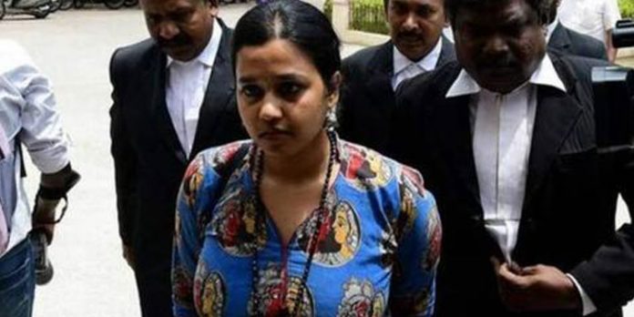 വിമാനത്തില് കേന്ദ്ര സര്ക്കാറിനെതിരെ മുദ്രാവാക്യം ; സോഫിയയുടെ പിതാവിന് നഷ്ടപരിഹാരം നല്കാന് ഉത്തരവ് വിമാനത്തില് കേന്ദ്ര സര്ക്കാറിനെതിരെ മുദ്രാവാക്യം ; സോഫിയയുടെ പിതാവിന് നഷ്ടപരിഹാരം നല്കാന് ഉത്തരവ്
