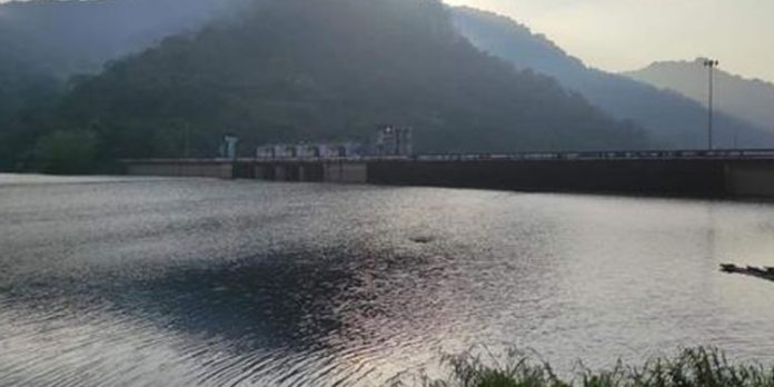 ഇടുക്കി അണക്കെട്ടിന്റെ സംഭരണിക്കുള്ളിൽ തലയോട്ടി ; കണ്ടത് മീന്പിടിക്കാനെത്തിയവര് – അന്വേഷണം ഇടുക്കി അണക്കെട്ടിന്റെ സംഭരണിക്കുള്ളിൽ തലയോട്ടി ; കണ്ടത് മീന്പിടിക്കാനെത്തിയവര് – അന്വേഷണം