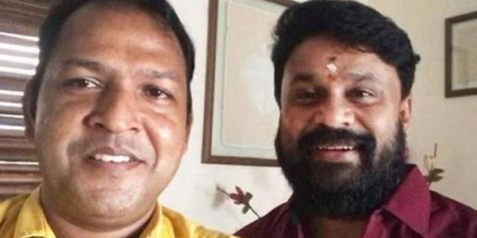 സംവിധായകൻ ബാലചന്ദ്രകുമാർ പോലീസ് ക്ലബിൽ ; ദിലീപിനെ ഒപ്പമിരുത്തി ചോദ്യം ചെയ്യും സംവിധായകൻ ബാലചന്ദ്രകുമാർ പോലീസ് ക്ലബിൽ ; ദിലീപിനെ ഒപ്പമിരുത്തി ചോദ്യം ചെയ്യും