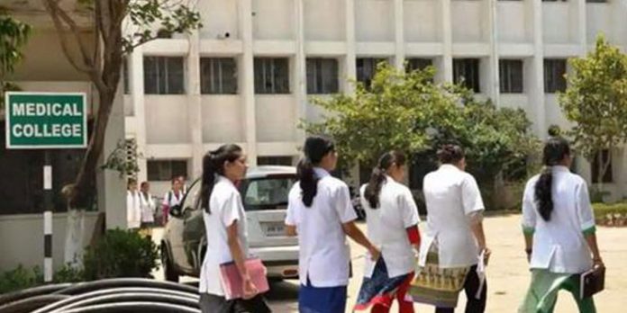 എംബിബിഎസ് അവസാന വർഷ പരീക്ഷ ബഹിഷ്കരിച്ച് വിദ്യാർഥികൾ ; അധ്യയനം പൂർത്തിയാക്കാതെ പരീക്ഷയെന്ന് പരാതി എംബിബിഎസ് അവസാന വർഷ പരീക്ഷ ബഹിഷ്കരിച്ച് വിദ്യാർഥികൾ ; അധ്യയനം പൂർത്തിയാക്കാതെ പരീക്ഷയെന്ന് പരാതി