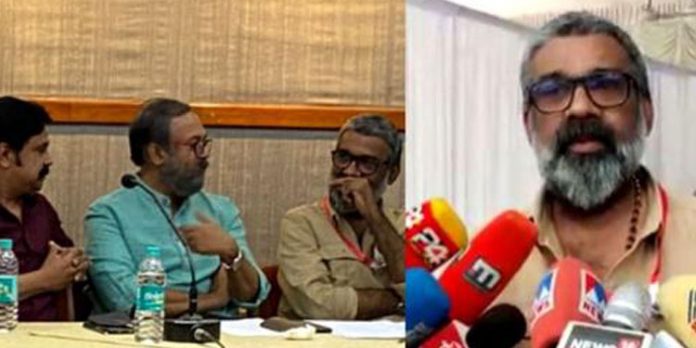 താന് പോയത് ഫിയോകിന്റെ പ്രതിനിധികള് ക്ഷണിച്ചതുകൊണ്ട് ; ദിലീപിനെ വീട്ടില് പോയി കണ്ടതല്ലെന്ന് രഞ്ജിത്ത് താന് പോയത് ഫിയോകിന്റെ പ്രതിനിധികള് ക്ഷണിച്ചതുകൊണ്ട് ; ദിലീപിനെ വീട്ടില് പോയി കണ്ടതല്ലെന്ന് രഞ്ജിത്ത്