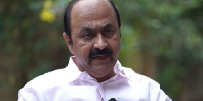 സുധാകരന്റ ദേഹത്ത് ഒരു തരി മണ്ണ് നുള്ളിയിടാന് സമ്മതിക്കില്ല : വി.ഡി സതീശന് സുധാകരന്റ ദേഹത്ത് ഒരു തരി മണ്ണ് നുള്ളിയിടാന് സമ്മതിക്കില്ല : വി.ഡി സതീശന്