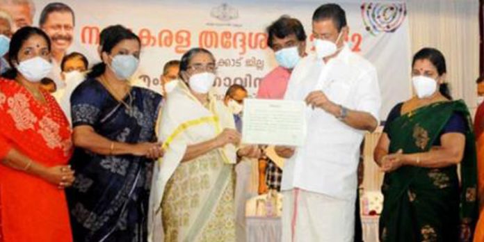 വീടില്ലാത്തവര്ക്ക് തണലായി കീഴരിയൂരിലെ രാധ ടീച്ചര് ; ലൈഫ് മിഷന് 18 സെന്റ് ഭൂമി സൗജന്യമായി വിട്ടു നല്കി വീടില്ലാത്തവര്ക്ക് തണലായി കീഴരിയൂരിലെ രാധ ടീച്ചര് ; ലൈഫ് മിഷന് 18 സെന്റ് ഭൂമി സൗജന്യമായി വിട്ടു നല്കി