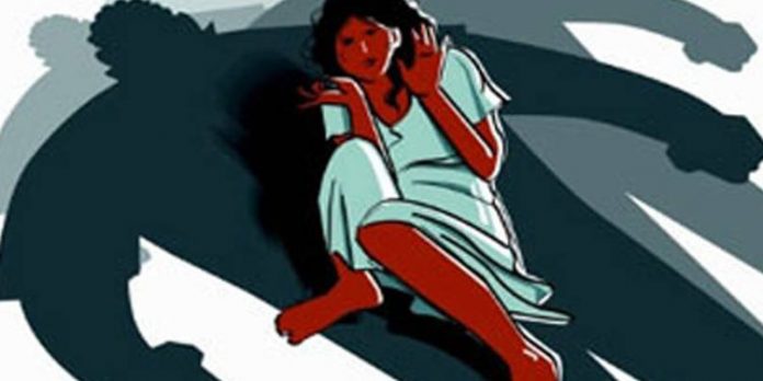 പ്രായപൂര്ത്തിയാകാത്ത പെണ്കുട്ടിയെ പൂട്ടിയിട്ട് കൂട്ടബലാത്സംഗത്തിനിരയാക്കി ; സ്ത്രീകളുള്പ്പടെ 6 പേര് അറസ്റ്റില് പ്രായപൂര്ത്തിയാകാത്ത പെണ്കുട്ടിയെ പൂട്ടിയിട്ട് കൂട്ടബലാത്സംഗത്തിനിരയാക്കി ; സ്ത്രീകളുള്പ്പടെ 6 പേര് അറസ്റ്റില്