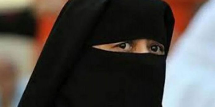 യുപിയില് ഹിജാബ് ധരിച്ചെത്തിയ വിദ്യാര്ഥികളെ ക്യാമ്പസില് പ്രവേശിപ്പിച്ചില്ലെന്ന് ആരോപണം യുപിയില് ഹിജാബ് ധരിച്ചെത്തിയ വിദ്യാര്ഥികളെ ക്യാമ്പസില് പ്രവേശിപ്പിച്ചില്ലെന്ന് ആരോപണം