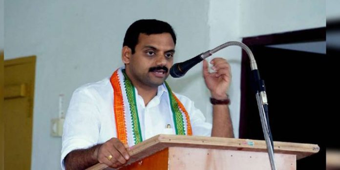ഡാം തകരുമെന്ന ആശങ്ക സാങ്കൽപികമെന്ന് കരുതി ഒഴിഞ്ഞുമാറാൻ കഴിയില്ല ; മുല്ലപ്പെരിയാർ കേസിൽ കക്ഷിചേരാൻ ഇടുക്കി എംപി ഡാം തകരുമെന്ന ആശങ്ക സാങ്കൽപികമെന്ന് കരുതി ഒഴിഞ്ഞുമാറാൻ കഴിയില്ല ; മുല്ലപ്പെരിയാർ കേസിൽ കക്ഷിചേരാൻ ഇടുക്കി എംപി