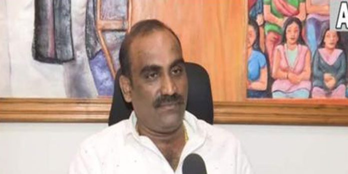 ഹിജാബ് ധരിക്കണമെന്നുള്ളവര് അതനുവദിക്കുന്ന രാജ്യത്ത് പോകട്ടെ : ബിജെപി നേതാവ് ഹിജാബ് ധരിക്കണമെന്നുള്ളവര് അതനുവദിക്കുന്ന രാജ്യത്ത് പോകട്ടെ : ബിജെപി നേതാവ്