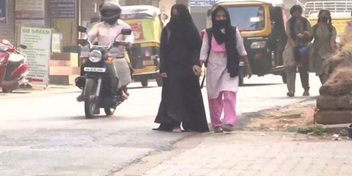 ഹിജാബ് ധരിച്ചും ഇല്ലാതെയും വിദ്യാർത്ഥികൾ ; ഉഡുപ്പിയിൽ വിദ്യാലയങ്ങൾ തുറന്നു ഹിജാബ് ധരിച്ചും ഇല്ലാതെയും വിദ്യാർത്ഥികൾ ; ഉഡുപ്പിയിൽ വിദ്യാലയങ്ങൾ തുറന്നു