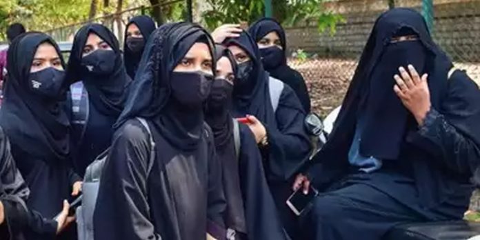 ഹിജാബ് നിരോധനം ശരിവെച്ച് ഹൈക്കോടതി ; ഹര്ജികള് തള്ളി ഹിജാബ് നിരോധനം ശരിവെച്ച് ഹൈക്കോടതി ; ഹര്ജികള് തള്ളി