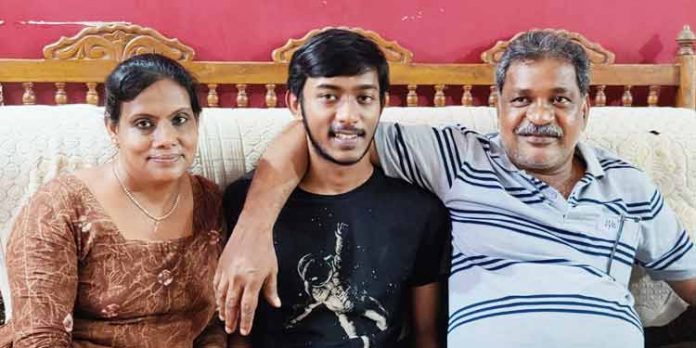 യുദ്ധ ഭൂമിയിൽ നിന്നും മടങ്ങിയെത്തിയ സന്തോഷത്തിൽ അൽഫോൻസ് തോമസ് യുദ്ധ ഭൂമിയിൽ നിന്നും മടങ്ങിയെത്തിയ സന്തോഷത്തിൽ അൽഫോൻസ് തോമസ്