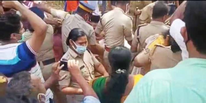 ചെങ്ങന്നൂരില് സില്വര്ലൈന് കല്ലിടല് തടഞ്ഞ നാട്ടുകാരെ പോലീസ് അറസ്റ്റ് ചെയ്തു ചെങ്ങന്നൂരില് സില്വര്ലൈന് കല്ലിടല് തടഞ്ഞ നാട്ടുകാരെ പോലീസ് അറസ്റ്റ് ചെയ്തു