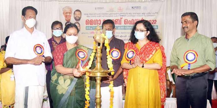 അഭ്യസ്തവിദ്യര്ക്ക് നാട്ടില് തൊഴില് നല്കാന് സര്ക്കാര് പ്രത്യേക പരിഗണന നല്കുന്നു : മന്ത്രി വീണാ ജോര്ജ് അഭ്യസ്തവിദ്യര്ക്ക് നാട്ടില് തൊഴില് നല്കാന് സര്ക്കാര് പ്രത്യേക പരിഗണന നല്കുന്നു : മന്ത്രി വീണാ ജോര്ജ്