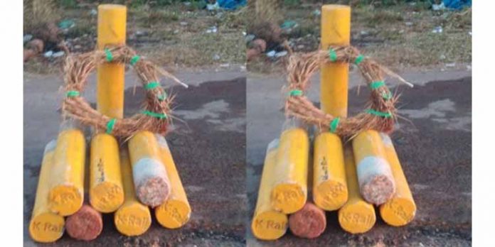 കെ-റെയില് കല്ലുകൾ പിഴുതെറിയുന്നു ; സര്ക്കാര് പ്രതിരോധത്തിലേക്ക് കെ-റെയില് കല്ലുകൾ പിഴുതെറിയുന്നു ; സര്ക്കാര് പ്രതിരോധത്തിലേക്ക്