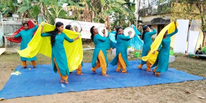 നാടുണര്ത്തി കുടുംബശ്രീ സ്ത്രീശക്തി കലാജാഥ നാടുണര്ത്തി കുടുംബശ്രീ സ്ത്രീശക്തി കലാജാഥ