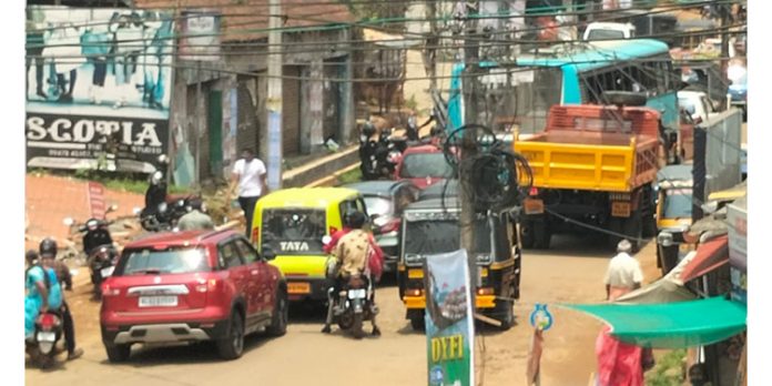 കോന്നിയിൽ ഗതാഗത കുരുക്ക് രൂക്ഷമായി കോന്നിയിൽ ഗതാഗത കുരുക്ക് രൂക്ഷമായി