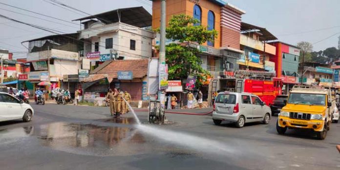 റോഡില് വീണ ഡീസലില് തെന്നി സ്കൂട്ടര് യാത്രക്കാരിക്ക് പരിക്ക് ; ഫയര്ഫോഴ്സ് എത്തി ഡീസല് കഴുകിക്കളഞ്ഞു റോഡില് വീണ ഡീസലില് തെന്നി സ്കൂട്ടര് യാത്രക്കാരിക്ക് പരിക്ക് ; ഫയര്ഫോഴ്സ് എത്തി ഡീസല് കഴുകിക്കളഞ്ഞു