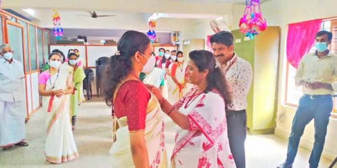 മോട്ടോര് വാഹന വകുപ്പ് ജീവനക്കാര് ഷോള്ഡര് ബാഡ്ജ് ധരിച്ച് ജോലിക്കെത്തും മോട്ടോര് വാഹന വകുപ്പ് ജീവനക്കാര് ഷോള്ഡര് ബാഡ്ജ് ധരിച്ച് ജോലിക്കെത്തും