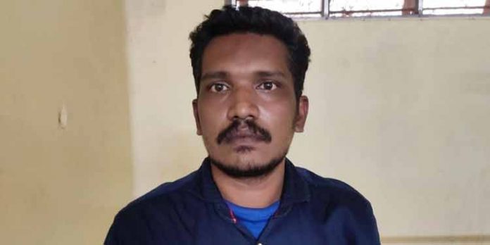 ദേവസ്വം ബോർഡിന്റെ സ്കൂളിൽ ജോലിവാഗ്ദാനം ചെയ്ത് 8 ലക്ഷം തട്ടിയ പ്രതി അറസ്റ്റില് ദേവസ്വം ബോർഡിന്റെ സ്കൂളിൽ ജോലിവാഗ്ദാനം ചെയ്ത് 8 ലക്ഷം തട്ടിയ പ്രതി അറസ്റ്റില്