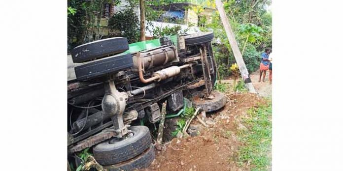ടിപ്പര് ലോറി നടു റോഡില് തലകീഴായ് മറിഞ്ഞു ; ലോറി അമിത വേഗതയിലായിരുന്നതായി നാട്ടുകാര് ടിപ്പര് ലോറി നടു റോഡില് തലകീഴായ് മറിഞ്ഞു ; ലോറി അമിത വേഗതയിലായിരുന്നതായി നാട്ടുകാര്