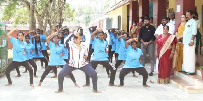 പെണ്കുട്ടികള്ക്കായുള്ള സ്വയം പ്രതിരോധ ക്യാമ്പ് കരാട്ടെ പ്രദര്ശന പരിപാടിയോടെ സമാപിച്ചു പെണ്കുട്ടികള്ക്കായുള്ള സ്വയം പ്രതിരോധ ക്യാമ്പ് കരാട്ടെ പ്രദര്ശന പരിപാടിയോടെ സമാപിച്ചു