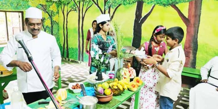 ഉപ്പും മുളകും പാചക പ്രദർശനം ; എണ്ണൂറാംവയല് സി.എം.എസ്.എല്.പി സ്കൂളില് പൂർവ വിദ്യാർഥി പ്രസാദ് ശിവന്റെ കുക്കറി ഷോ ഉപ്പും മുളകും പാചക പ്രദർശനം ; എണ്ണൂറാംവയല് സി.എം.എസ്.എല്.പി സ്കൂളില് പൂർവ വിദ്യാർഥി പ്രസാദ് ശിവന്റെ കുക്കറി ഷോ