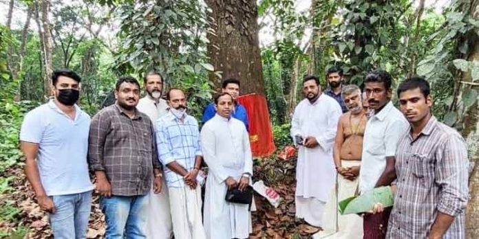 ‘തലവടി ചുണ്ടന് ‘ സ്വപ്ന സാക്ഷാത്കാരത്തിലേക്ക് ; തടികള് മുറിക്കുന്നതിനുള്ള വൃക്ഷപൂജ നടന്നു ‘തലവടി ചുണ്ടന് ‘ സ്വപ്ന സാക്ഷാത്കാരത്തിലേക്ക് ; തടികള് മുറിക്കുന്നതിനുള്ള വൃക്ഷപൂജ നടന്നു