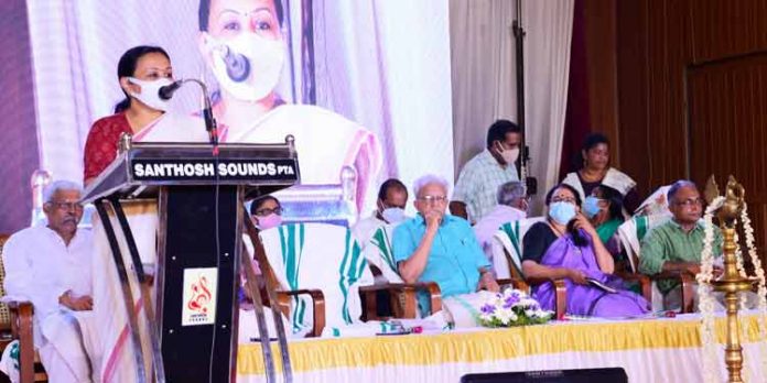 ജനാധിപത്യവും മതേതരത്വവും പരമാധികാരവും യുവജനങ്ങള് ഗൗരവമായി ചര്ച്ച ചെയ്യണം : മന്ത്രി വീണാ ജോര്ജ് ജനാധിപത്യവും മതേതരത്വവും പരമാധികാരവും യുവജനങ്ങള് ഗൗരവമായി ചര്ച്ച ചെയ്യണം : മന്ത്രി വീണാ ജോര്ജ്