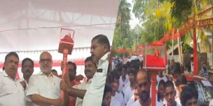 സിപിഐ എം 23-ാം പാര്ട്ടി കോണ്ഗ്രസില് ഉയര്ത്താനുള്ള പതാകയുമേന്തിയുള്ള ജാഥ പ്രയാണം ആരംഭിച്ചു സിപിഐ എം 23-ാം പാര്ട്ടി കോണ്ഗ്രസില് ഉയര്ത്താനുള്ള പതാകയുമേന്തിയുള്ള ജാഥ പ്രയാണം ആരംഭിച്ചു