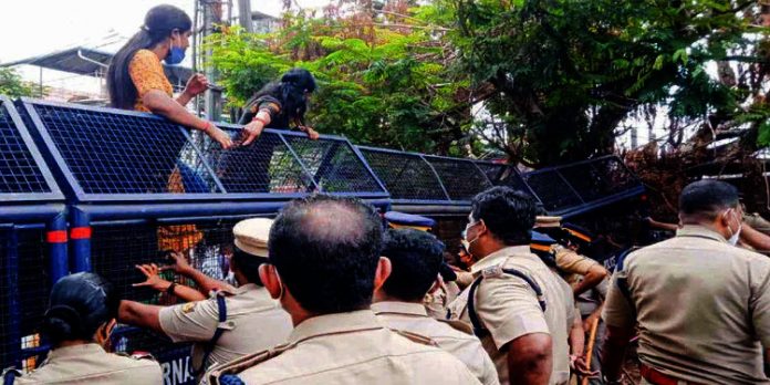 വനിത പോലീസ് ഉദ്യോഗസ്ഥ അപമാനിച്ചെന്നാരോപിച്ച് ട്രാന്സ്ജെന്ഡര് കൂട്ടായ്മ പോലീസ് സ്റ്റേഷന് മാര്ച്ച് നടത്തി വനിത പോലീസ് ഉദ്യോഗസ്ഥ അപമാനിച്ചെന്നാരോപിച്ച് ട്രാന്സ്ജെന്ഡര് കൂട്ടായ്മ പോലീസ് സ്റ്റേഷന് മാര്ച്ച് നടത്തി
